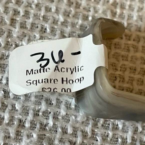 Matte acrylic square hoop earrings - Picture 3 of 3